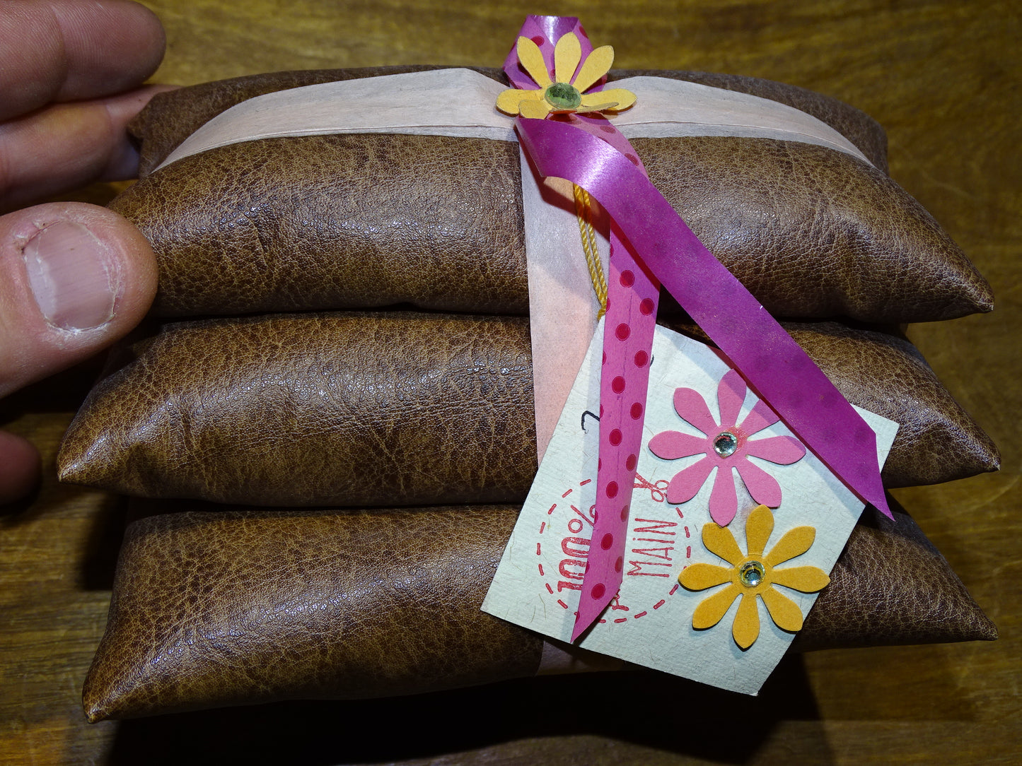 Set of 3 cushions measuring approximately 11x7x4 cm, for displaying jewelry or other items, 100% handmade in faux leather. Ask us for a custom size according to your needs! Sold in sets of 3!