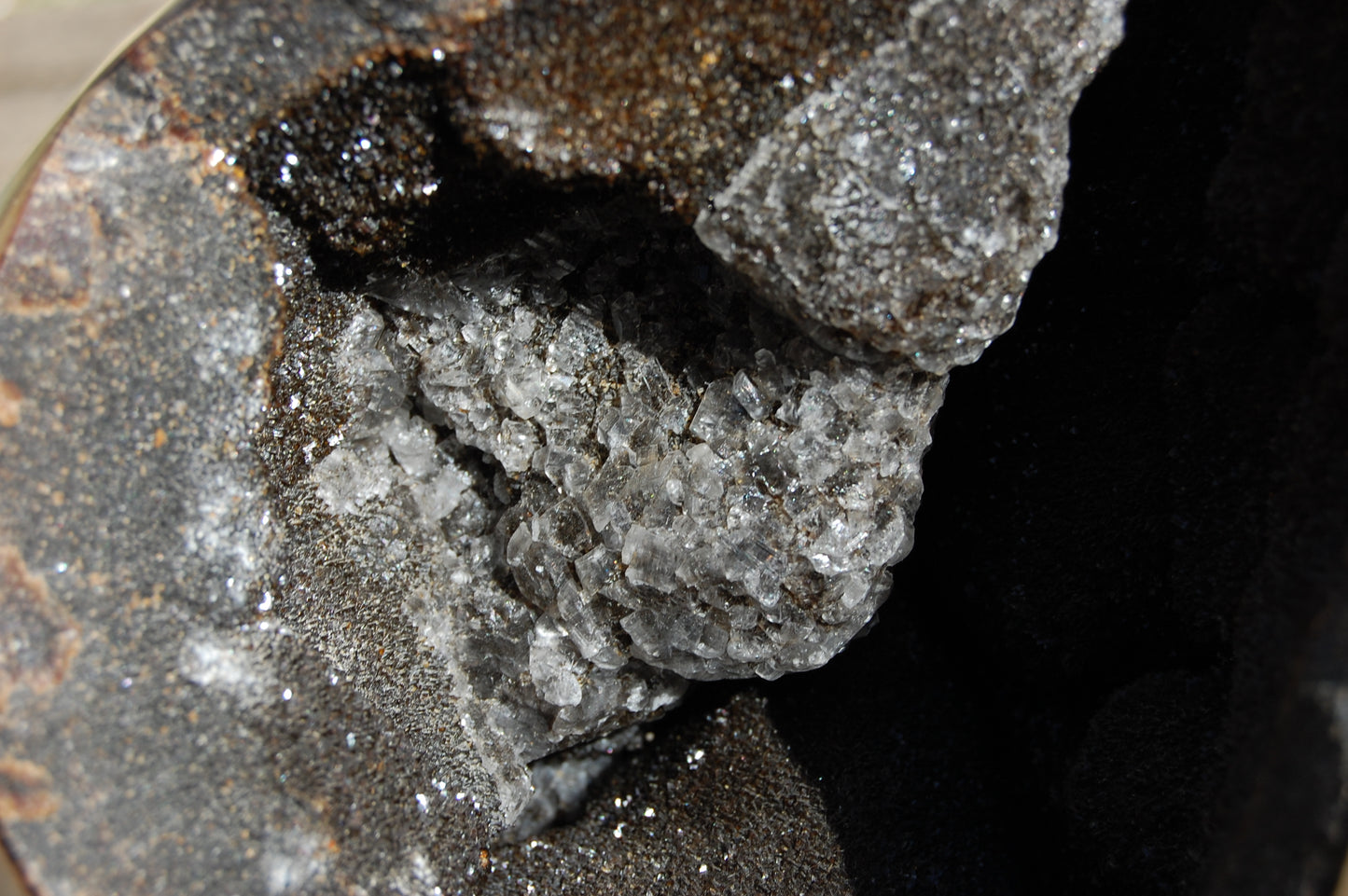 Septaria, géode entière en 2 parties, 8,8 kilogrammes, 28 x 20 x 12 centimètres de diamètre. Vendu avec socle en métal sur mesure. Superbe qualité AA, en provenance de Madagascar. Incroyables effets positifs pour vos collections, expositions...parfait !