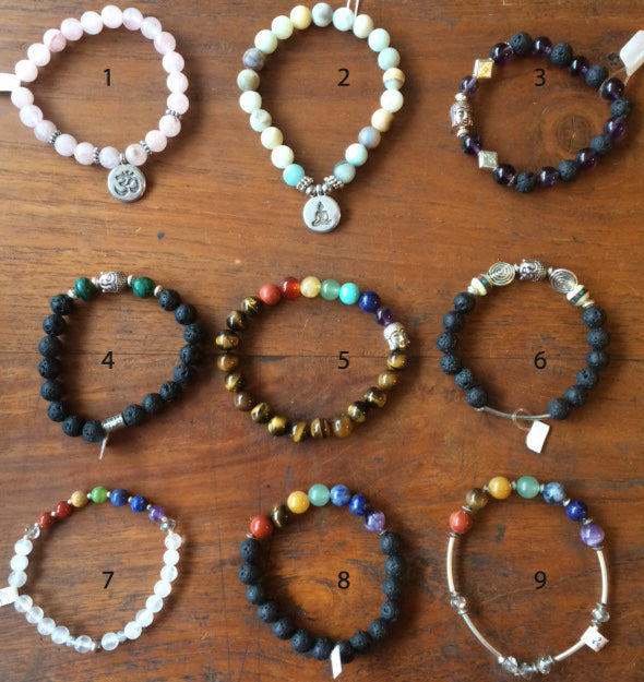 Collection de bracelets '7 chakras' et 'Bouddha', avec perles de 8 millimètres. Disponible de 17 à 21 cn de longueur. Qualité AA à AAA, superbes perles ! Fait par Gem & Zen !