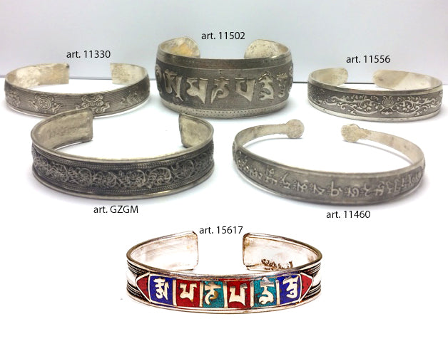 Bracelet de type 'Manchette', fait en laiton argenté, avec gravure de Mantra (prière Bouddhiste) ou gravure de fantaisie, superbe !