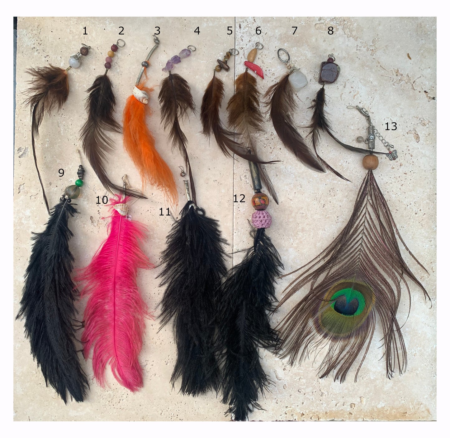 Bijoux d'appoint pour sacs, instruments ou autres. Fait en plume de coq, de paon ou d'autruche… Superbes rendus !