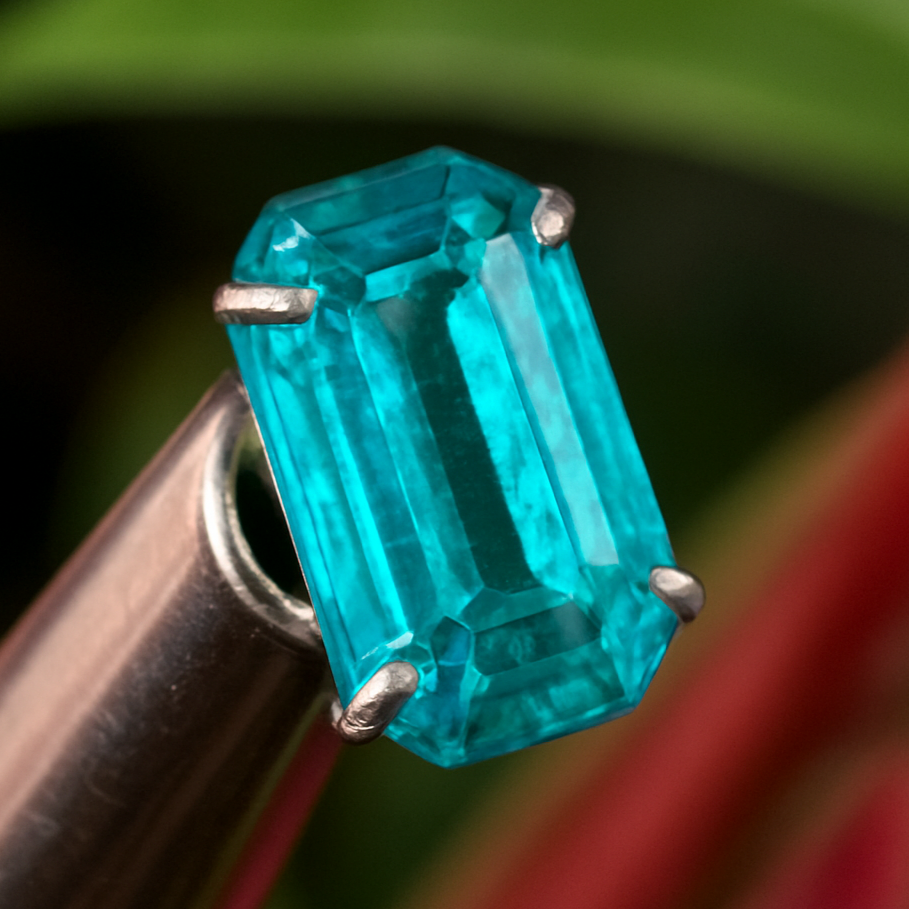 Tourmaline bleue/ Indicolite, pierre taillée de 10mm x 5 x 4 - 1,5 carat. Parfait en bijouterie, collection ,exposition...