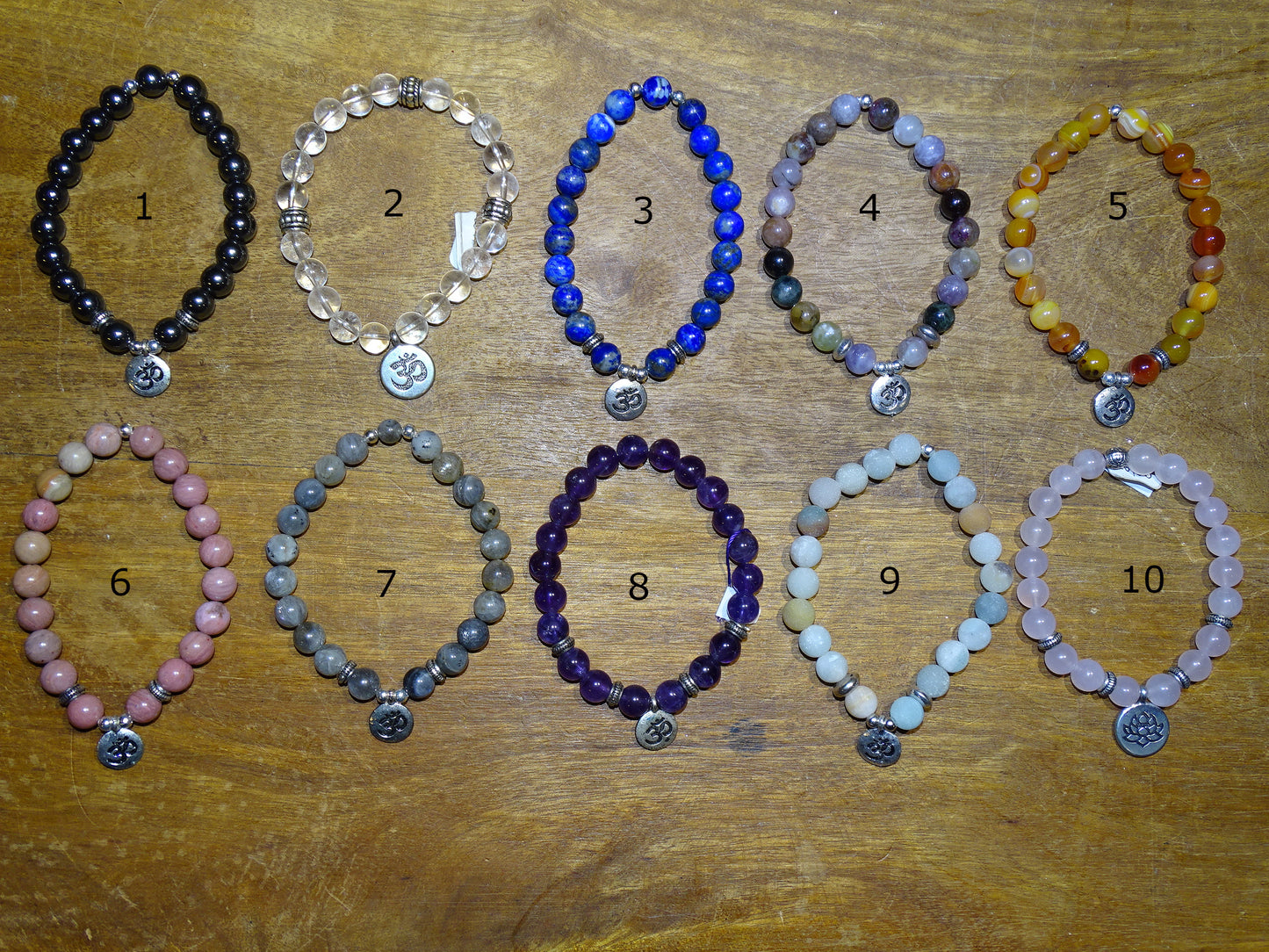Bracelet collection with 3 medallions to choose from: Lotus Om or Buddha... In 8mm pearl + engraved silver-colored medallion. Length of your choice from 17 to 21 centimeters. 'Handmade' by Gem & Zen!