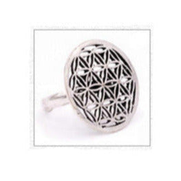 Bague avec Fleur de vie. Fait en laiton couleur argent. Superbe pièce ! Taille réglable/ ajustable !