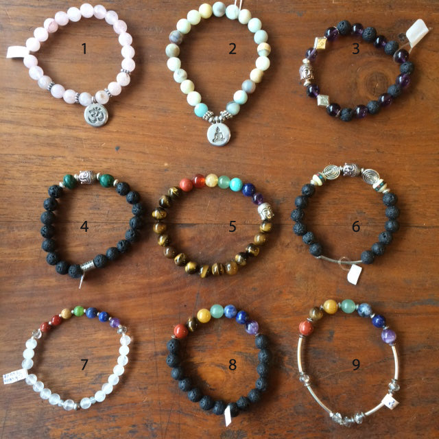 Collection de bracelets '7 chakras' et 'Bouddha', avec perles de 8 millimètres. Disponible de 17 à 21 cn de longueur. Qualité AA à AAA, superbes perles ! Fait par Gem & Zen !