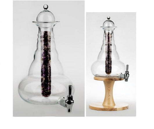 Carafe de taille XL, modèle 'Universe' de chez Nature's design, avec gravure de la fleur de vie en Platine. Contenance de 5 litres. Verre sans plomb, conçu suivant le nombre d'or ! Vendu avec ou sans support en bois !