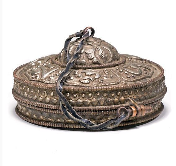 Cymbale Tibétaine (Tingsha/ Ding-Sha’s), fait en bronze, avec gravures sacrées, 11 cm de diamètre - 820 grammes. Vendu avec étui métalique. Utilisées comme offrandes musicales dans les pratiques et la méditation !