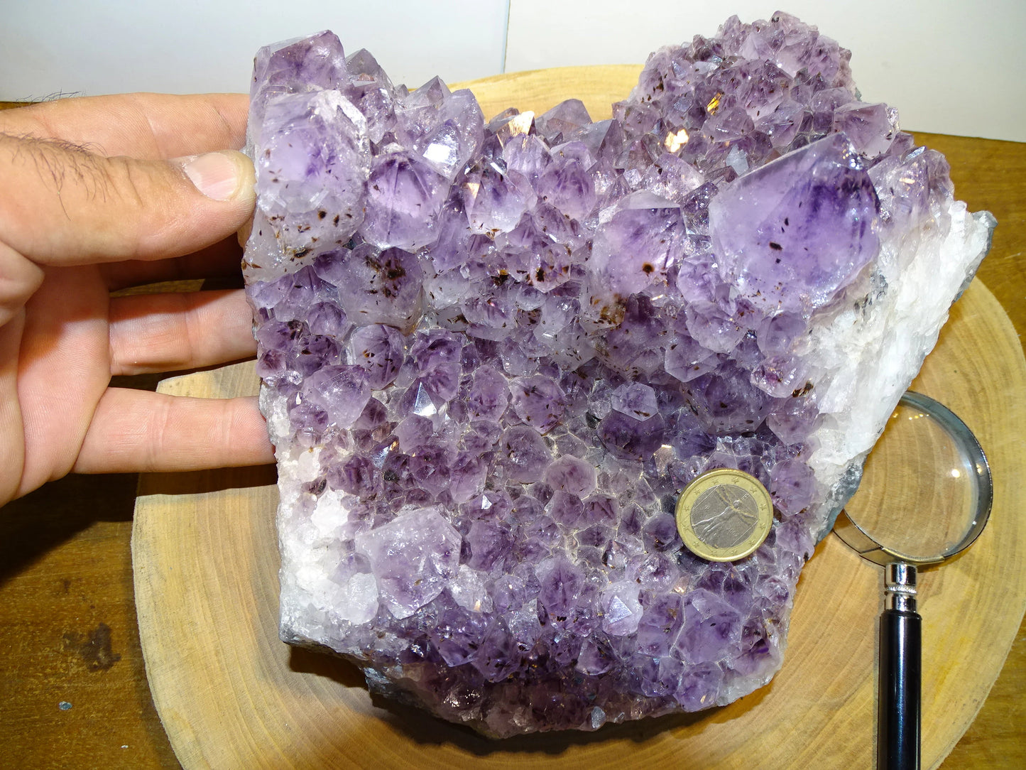 Druse d'améthyste brute, 2,3 kilogrammes, 21x20x12 centimètres. Superbe qualité AA, en provenance du Brésil. Incroyables effets positifs pour vos collections, expositions...parfait !