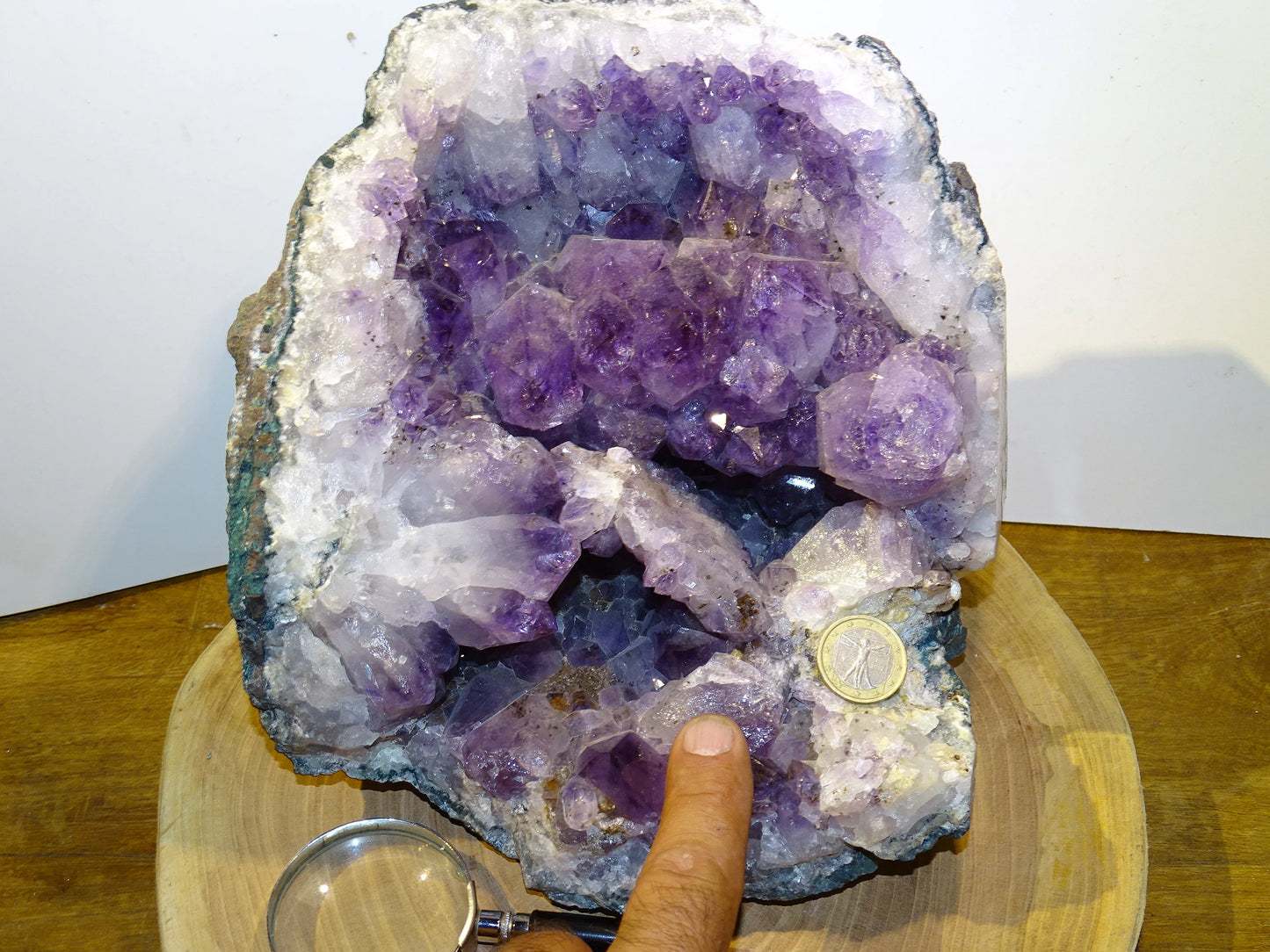 géode d'améthyste de 5,3 kilogrammes, 18x20x17 centimètres. Superbe qualité AA, en provenance du Brésil. Incroyables effets positifs pour vos collections, expositions...parfait !
