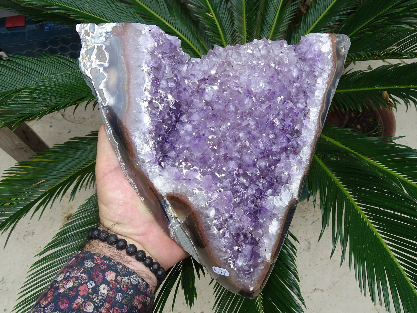 Druses en améthyste avec contours polis en agate (4,7 kilogrammes, 33x20x15 centimètres). Vendu avec socle en métal sur mesure. Superbe qualité AA, en provenance du Brésil. Incroyables effets positifs pour vos collections, expositions...parfait !