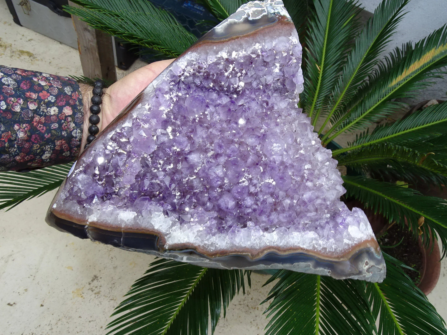 Druses en améthyste avec contours polis en agate (4,7 kilogrammes, 33x20x15 centimètres). Vendu avec socle en métal sur mesure. Superbe qualité AA, en provenance du Brésil. Incroyables effets positifs pour vos collections, expositions...parfait !