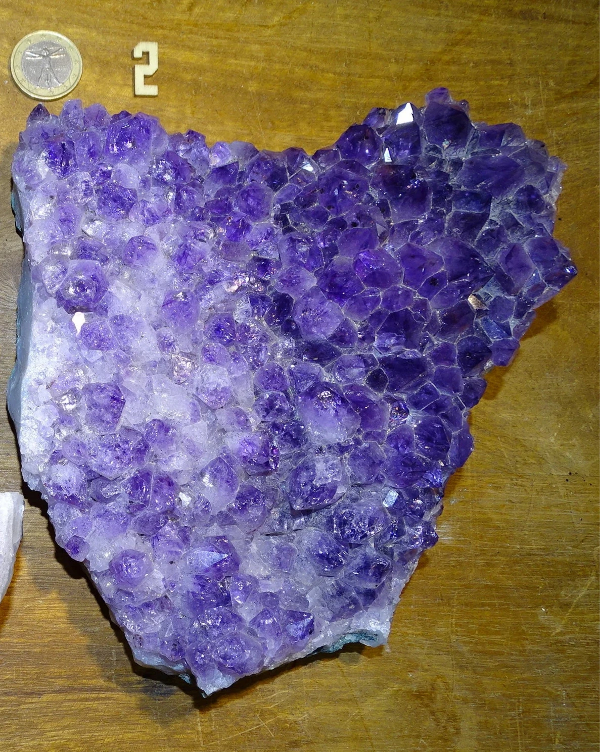 Améthyste, 2 Druses au choix de 1,4 et 1,9 kilogrammes, 18x16x6 et 21x18x7 centimètres. Superbe qualité AA, en provenance du Brésil. Incroyables effets positifs pour vos collections, expositions...parfait !