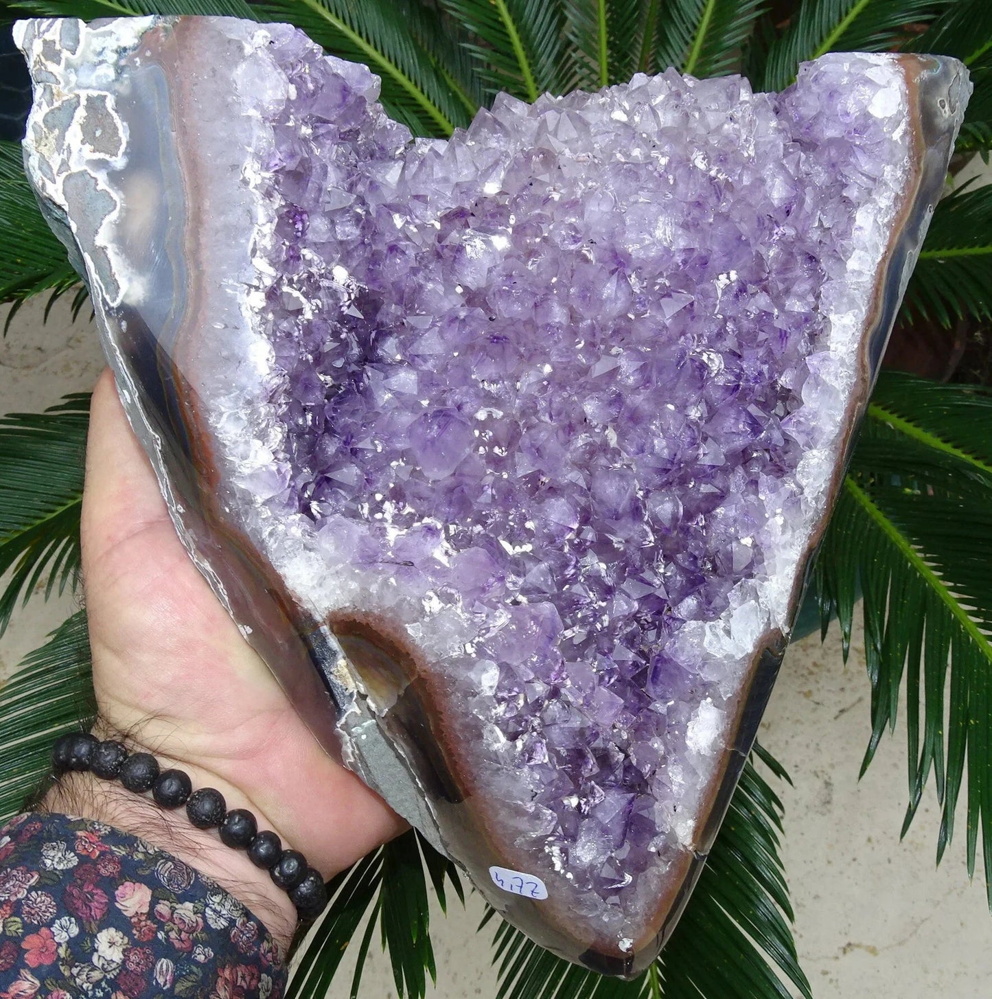 Druses en améthyste avec contours polis en agate (4,7 kilogrammes, 33x20x15 centimètres). Vendu avec socle en métal sur mesure. Superbe qualité AA, en provenance du Brésil. Incroyables effets positifs pour vos collections, expositions...parfait !