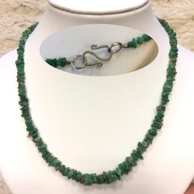 Rare ! Superbe collier en perle naturelle d'emeraude du Pakistan, 44 centimètres de longueur. Fait sur Argent par Gem & Zen ! Véritable œuvre d'art, chaque perle est un joyau !