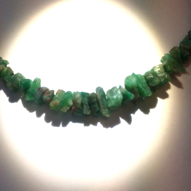 Rare ! Superbe collier en perle naturelle d'emeraude du Pakistan, 44 centimètres de longueur. Fait sur Argent par Gem & Zen ! Véritable œuvre d'art, chaque perle est un joyau !