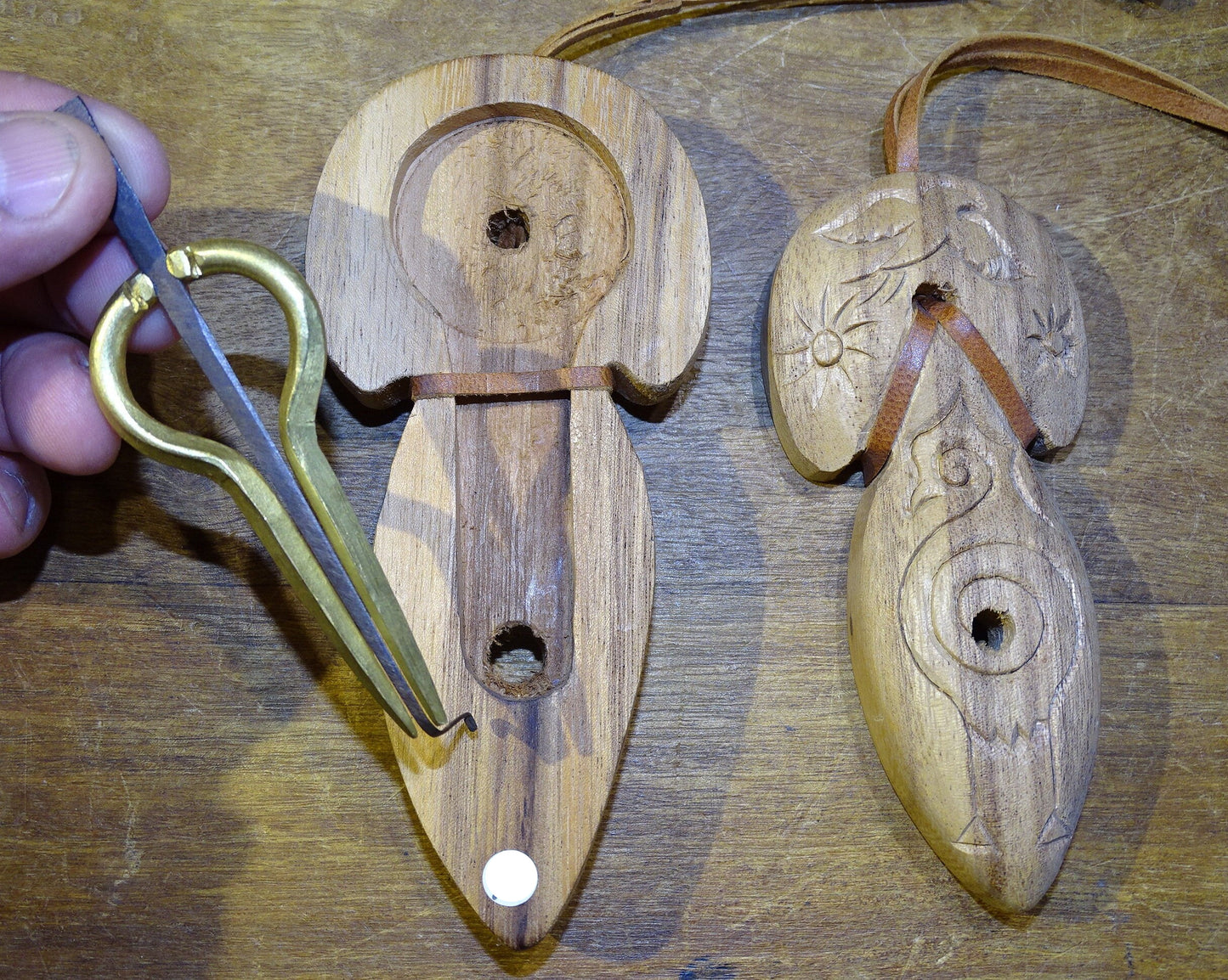 Carved wooden boxes/cases for storing and protecting jaw harps of the 'Altai', 'Murchunga' type... Length: from 11 to 14.5 centimeters. 2 models/3 sizes to choose from!