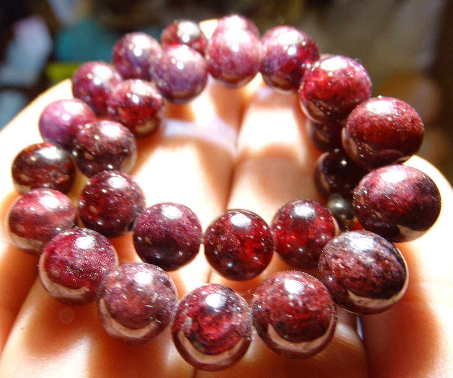 Grenat, perles rondes de 6 ou 8 mm, vendu : en fil de perle 38/39 cm, en bracelet de 17 à 21cm, en collier de 45 ou sautoir de 60cm. Qualité AA à AAA, superbes perles, parfait !