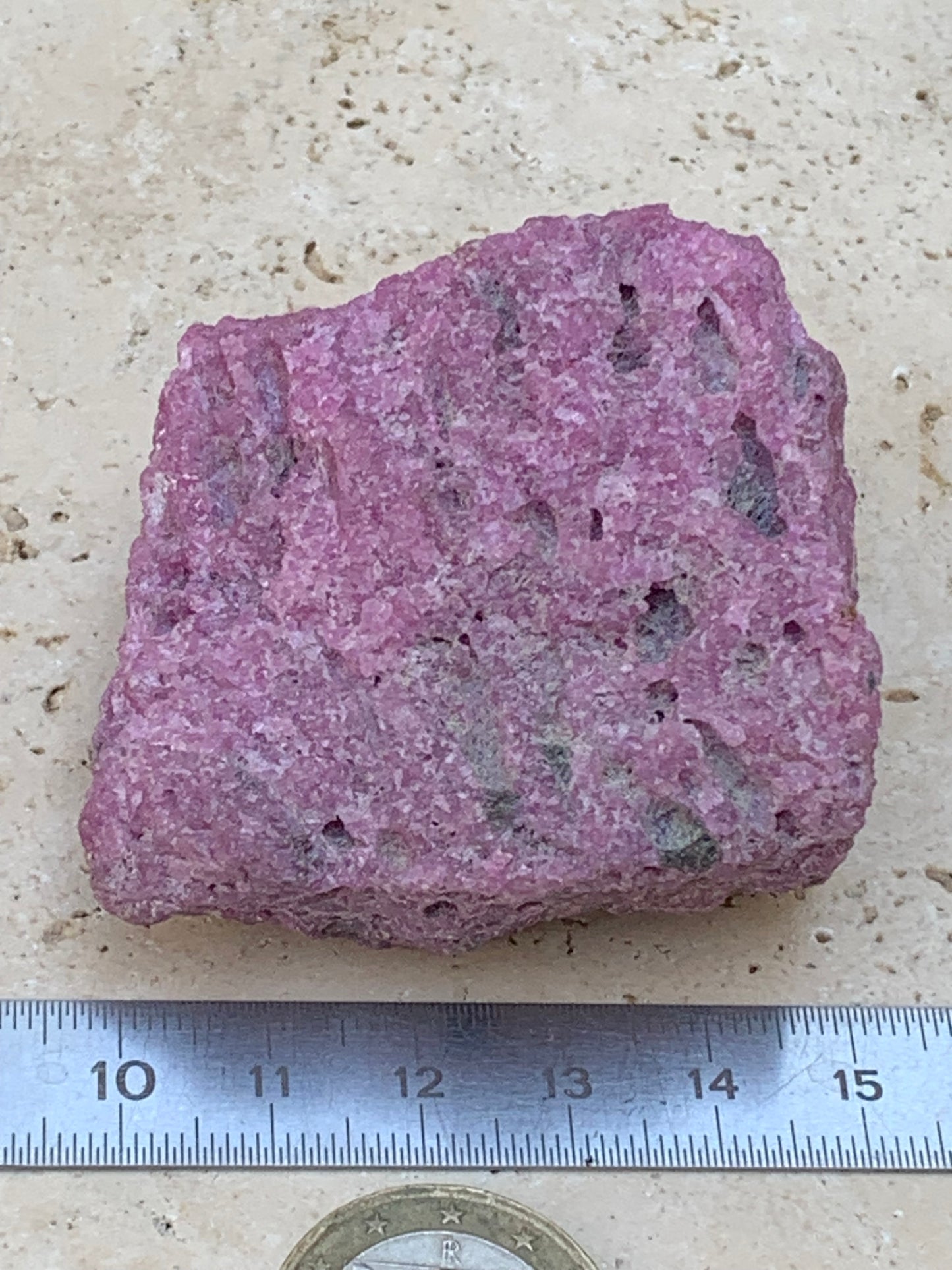 Rubis nid d'abeille, superbe spècimen naturel de 60mm x52 x30 - 140 grammes. Parfait en bijouterie, collection ,exposition...