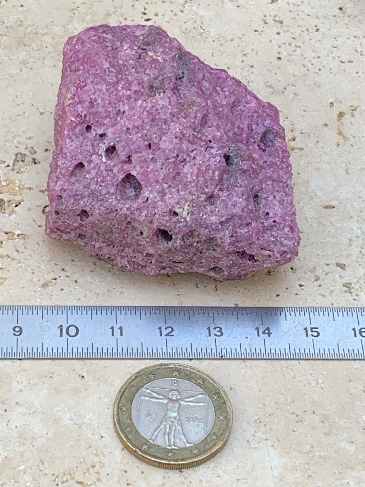 Rubis nid d'abeille, superbe spècimen naturel de 60mm x52 x30 - 140 grammes. Parfait en bijouterie, collection ,exposition...