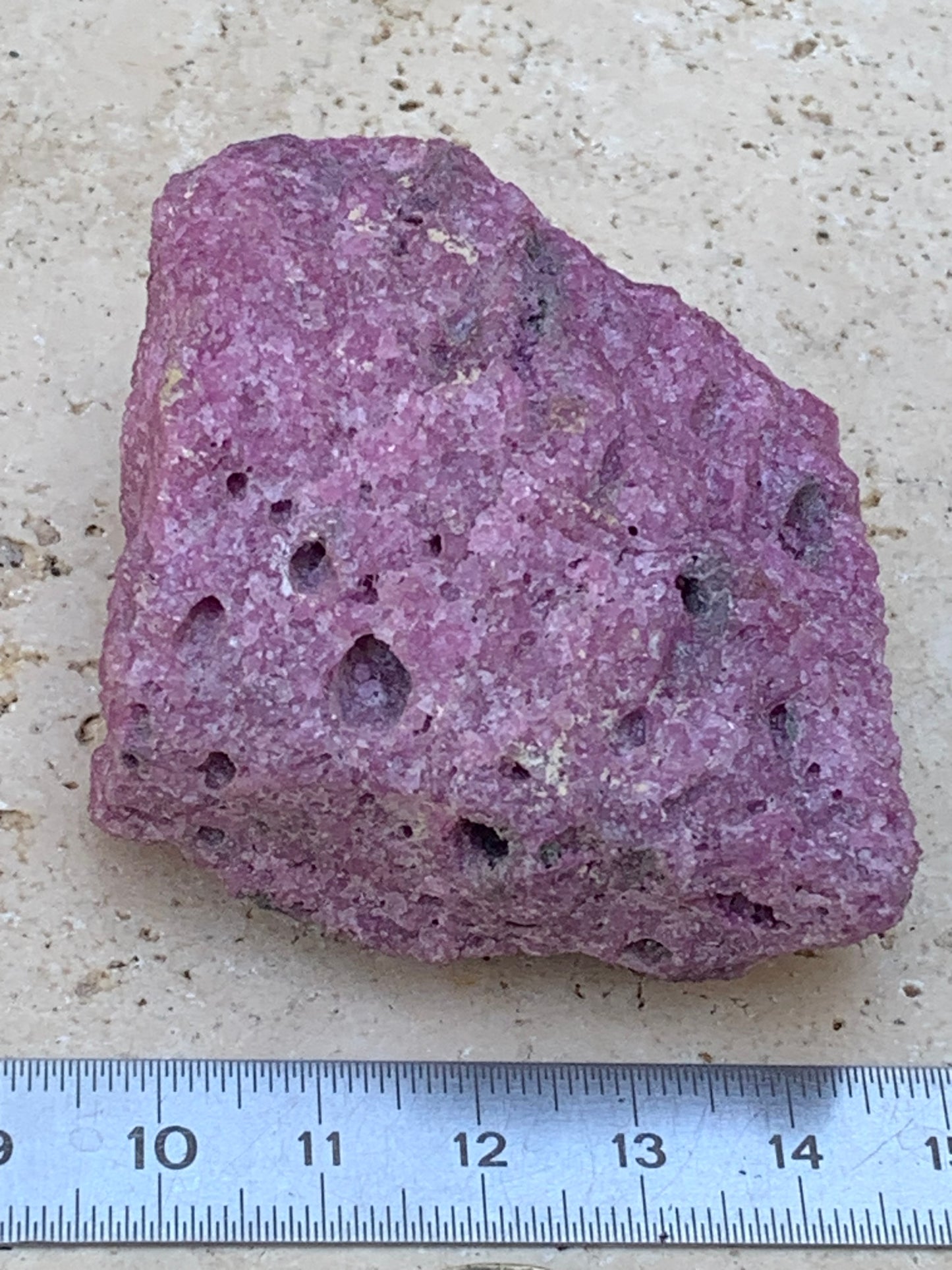 Rubis nid d'abeille, superbe spècimen naturel de 60mm x52 x30 - 140 grammes. Parfait en bijouterie, collection ,exposition...