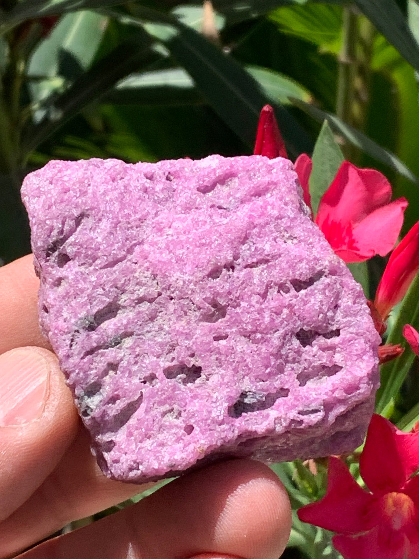 Rubis nid d'abeille, superbe spècimen naturel de 60mm x52 x30 - 140 grammes. Parfait en bijouterie, collection ,exposition...