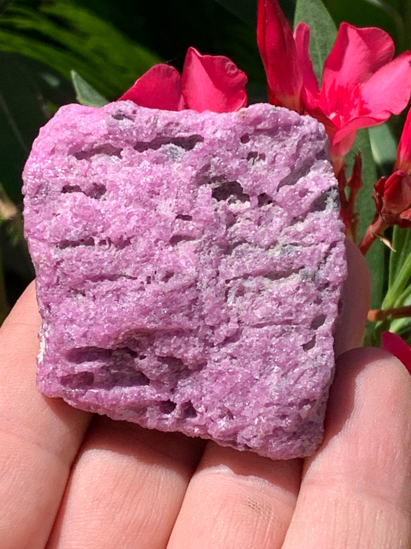 Rubis nid d'abeille, superbe spècimen naturel de 60mm x52 x30 - 140 grammes. Parfait en bijouterie, collection ,exposition...