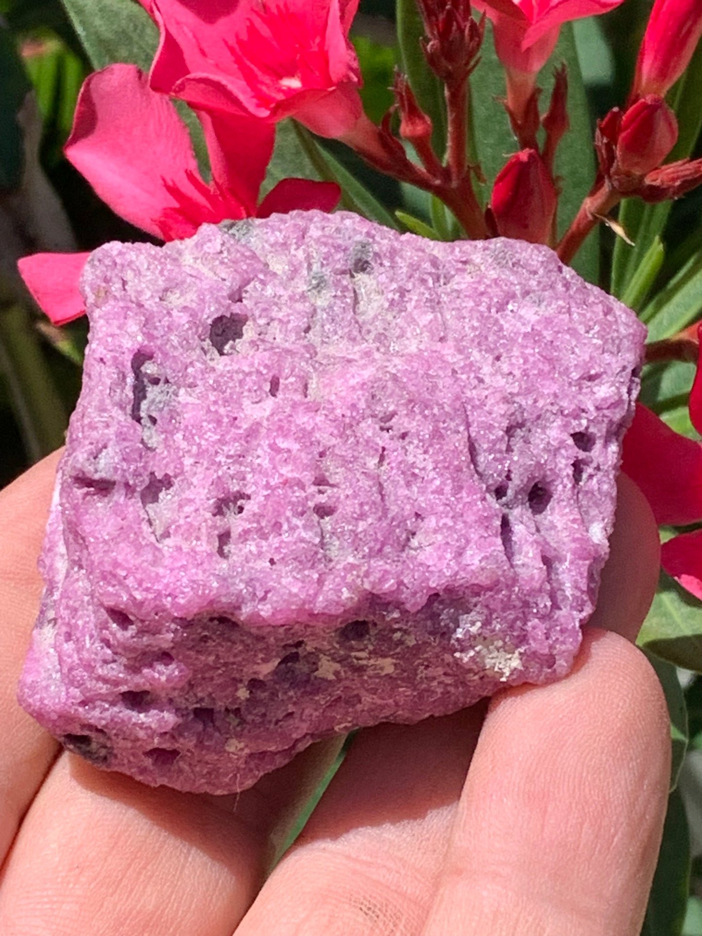 Rubis nid d'abeille, superbe spècimen naturel de 60mm x52 x30 - 140 grammes. Parfait en bijouterie, collection ,exposition...