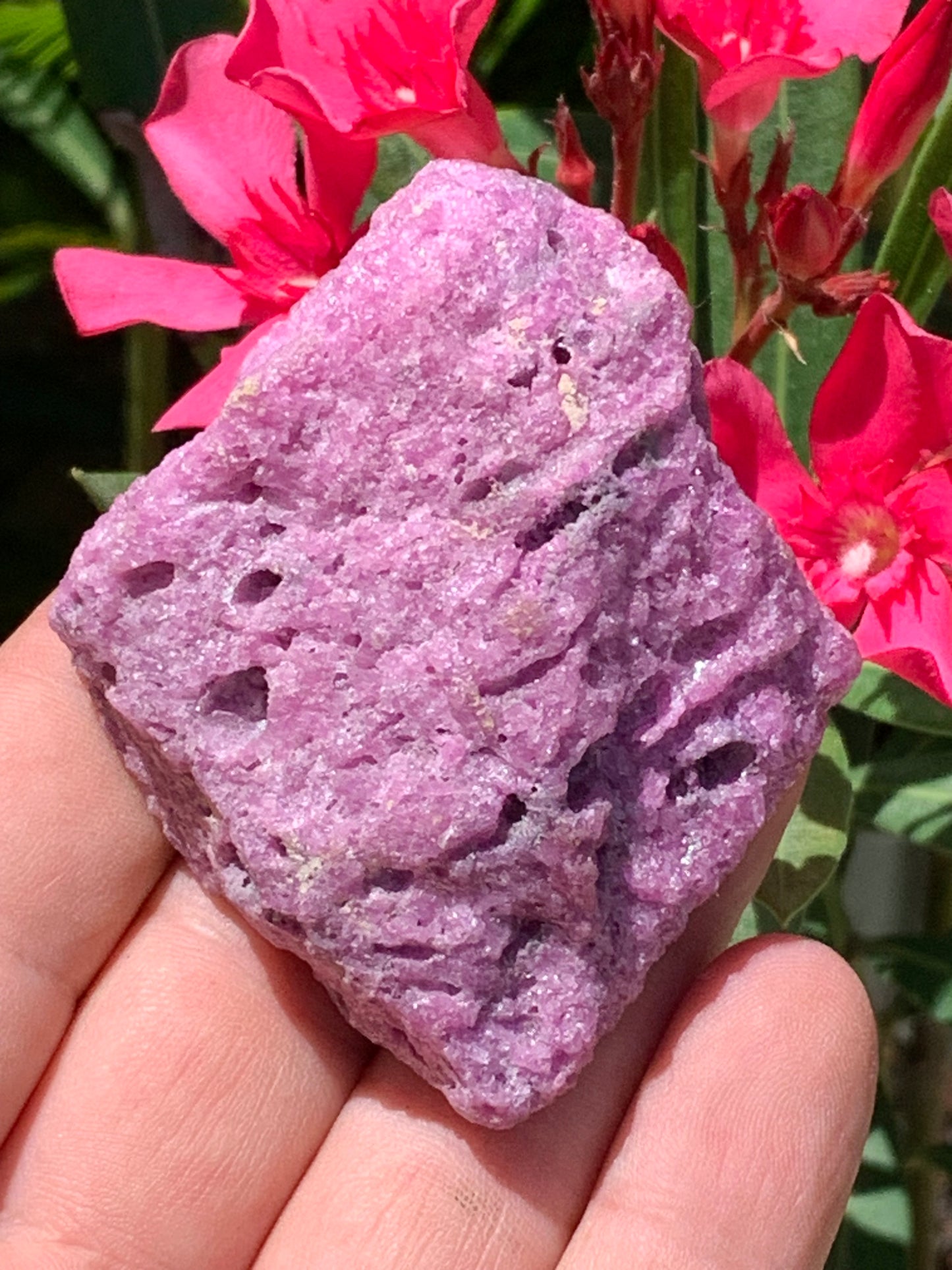 Rubis nid d'abeille, superbe spècimen naturel de 60mm x52 x30 - 140 grammes. Parfait en bijouterie, collection ,exposition...