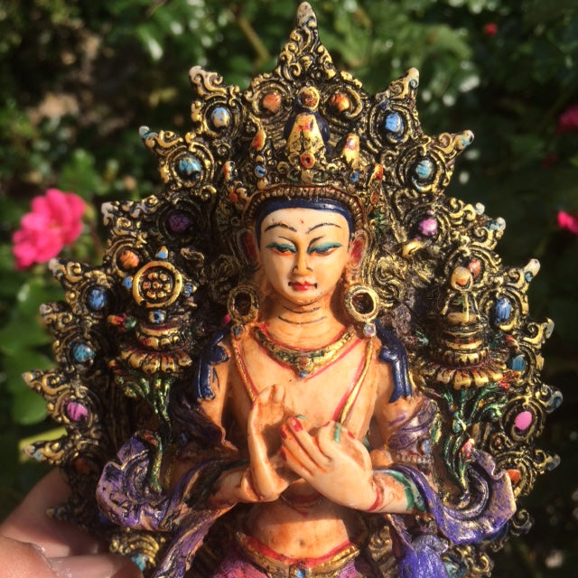 Statuette de Meitreya de 16 centimètres de haut. Fait et peint à la main au Népal, parfait dans une salle de Méditation, Autel, Collection, Exposition...! Poids +/- 370 grammes.