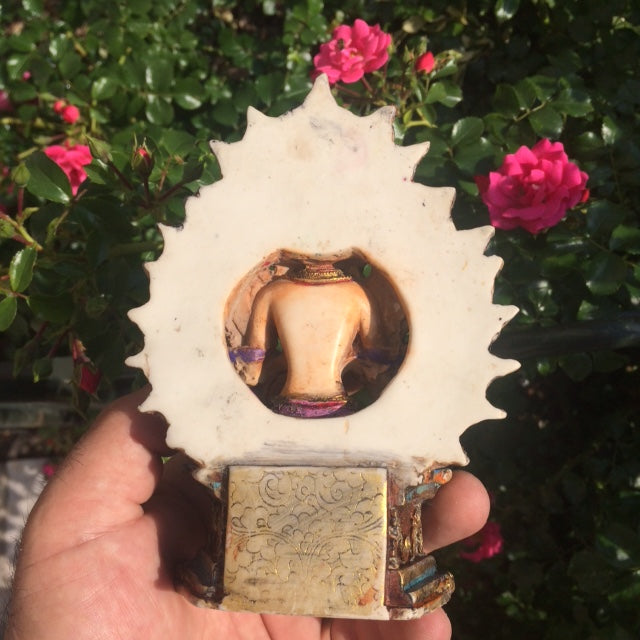 Statuette de Meitreya de 16 centimètres de haut. Fait et peint à la main au Népal, parfait dans une salle de Méditation, Autel, Collection, Exposition...! Poids +/- 370 grammes.