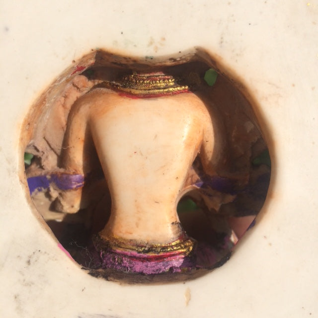 Statuette de Meitreya de 16 centimètres de haut. Fait et peint à la main au Népal, parfait dans une salle de Méditation, Autel, Collection, Exposition...! Poids +/- 370 grammes.