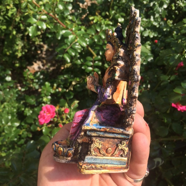 Statuette de Meitreya de 16 centimètres de haut. Fait et peint à la main au Népal, parfait dans une salle de Méditation, Autel, Collection, Exposition...! Poids +/- 370 grammes.