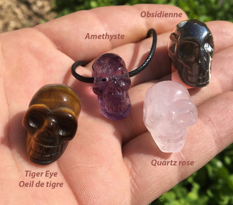 Pendentif en forme de crâne, symbole de la connaissance ! De 18 millimètres de hauteur x 16 mm de largeur. Pierre au choix : Améthyste, Obsidienne, Quartz rose, Oeil de tigre. Vendu avec cordon noir réglable offert, parfait !