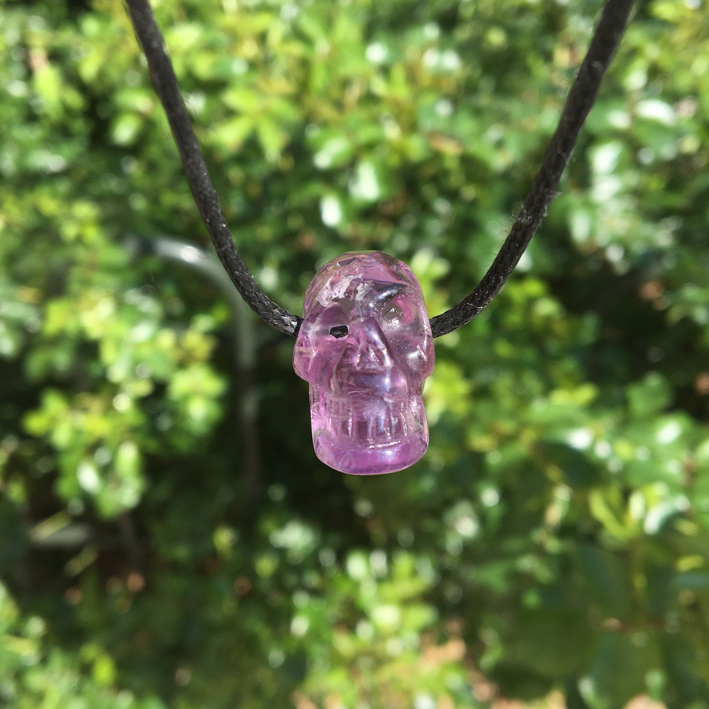 Pendentif en forme de crâne, symbole de la connaissance ! De 18 millimètres de hauteur x 16 mm de largeur. Pierre au choix : Améthyste, Obsidienne, Quartz rose, Oeil de tigre. Vendu avec cordon noir réglable offert, parfait !