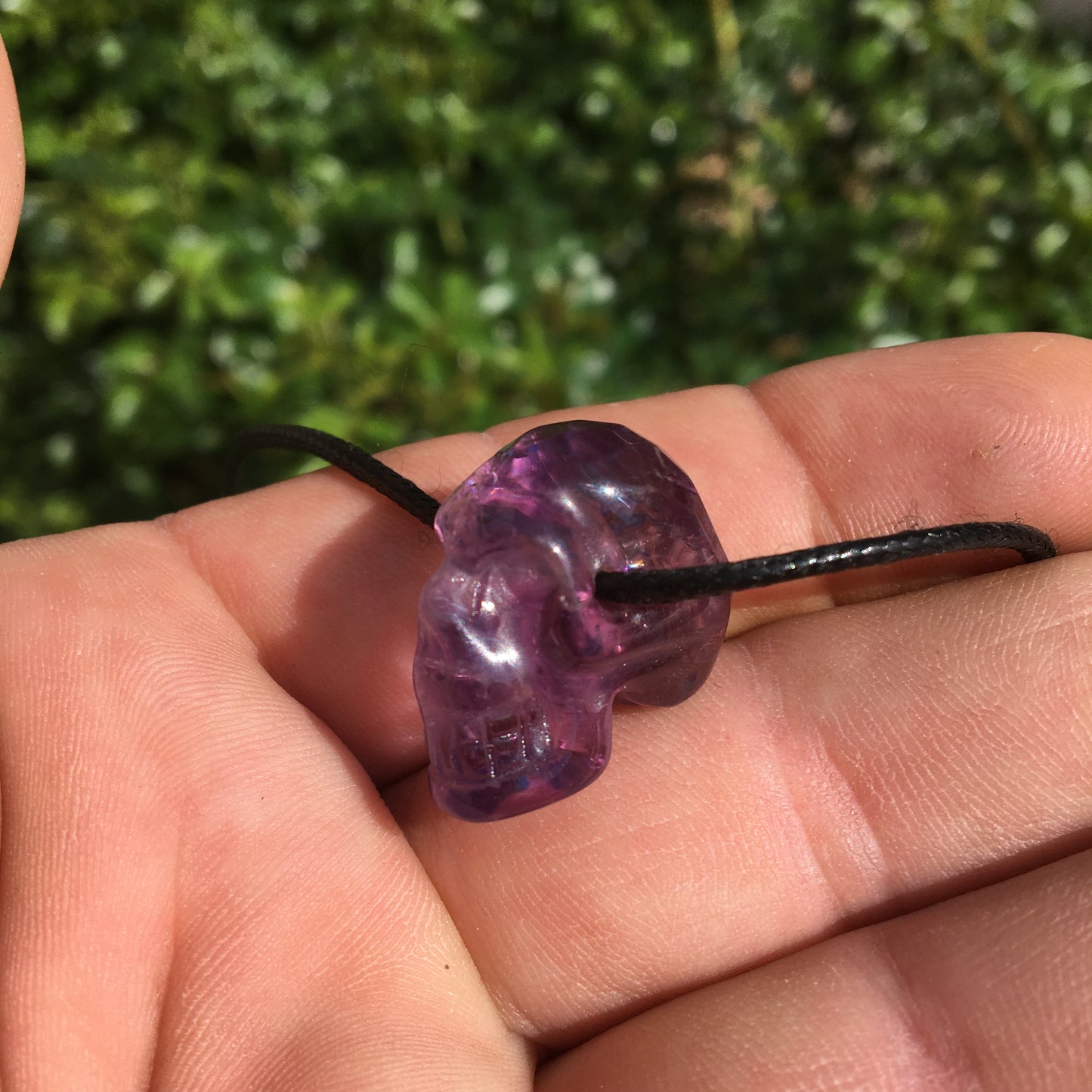 Pendentif en forme de crâne, symbole de la connaissance ! De 18 millimètres de hauteur x 16 mm de largeur. Pierre au choix : Améthyste, Obsidienne, Quartz rose, Oeil de tigre. Vendu avec cordon noir réglable offert, parfait !