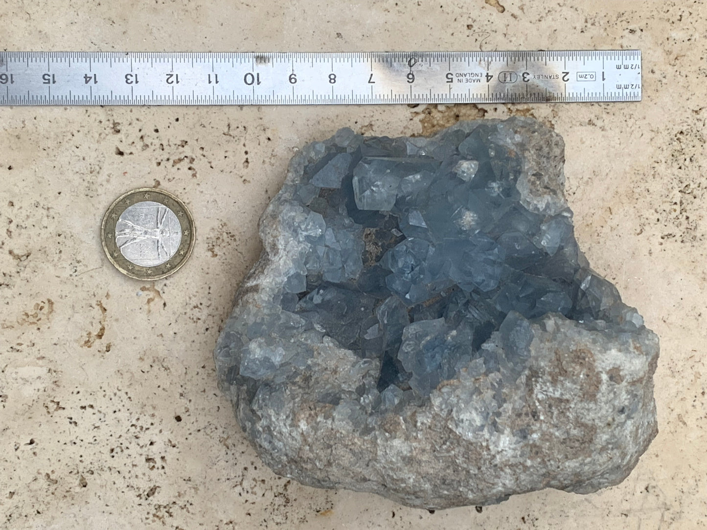Célestite/ Célestine ou Quartz Bleu, géode de 817 grammes, 105 x 95 x 60 millimètres. Superbe qualité, parfait pour vos collections, expositions...