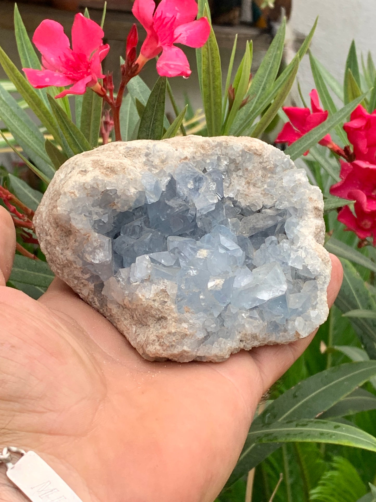 Célestite/ Célestine ou Quartz Bleu, géode de 817 grammes, 105 x 95 x 60 millimètres. Superbe qualité, parfait pour vos collections, expositions...