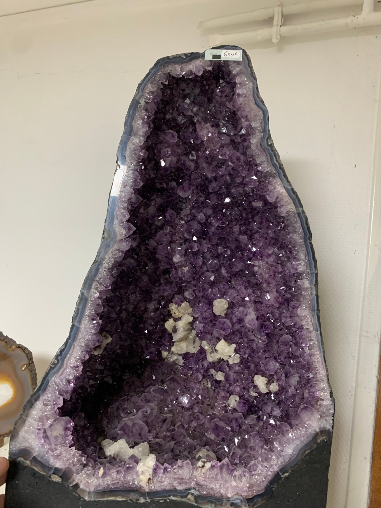Géode d'améthyste de 27 kilogrammes, 50 x 30 centimètres. Superbe qualité AA, en provenance du Brésil. Incroyables effets positifs pour vos collections, expositions...parfait !