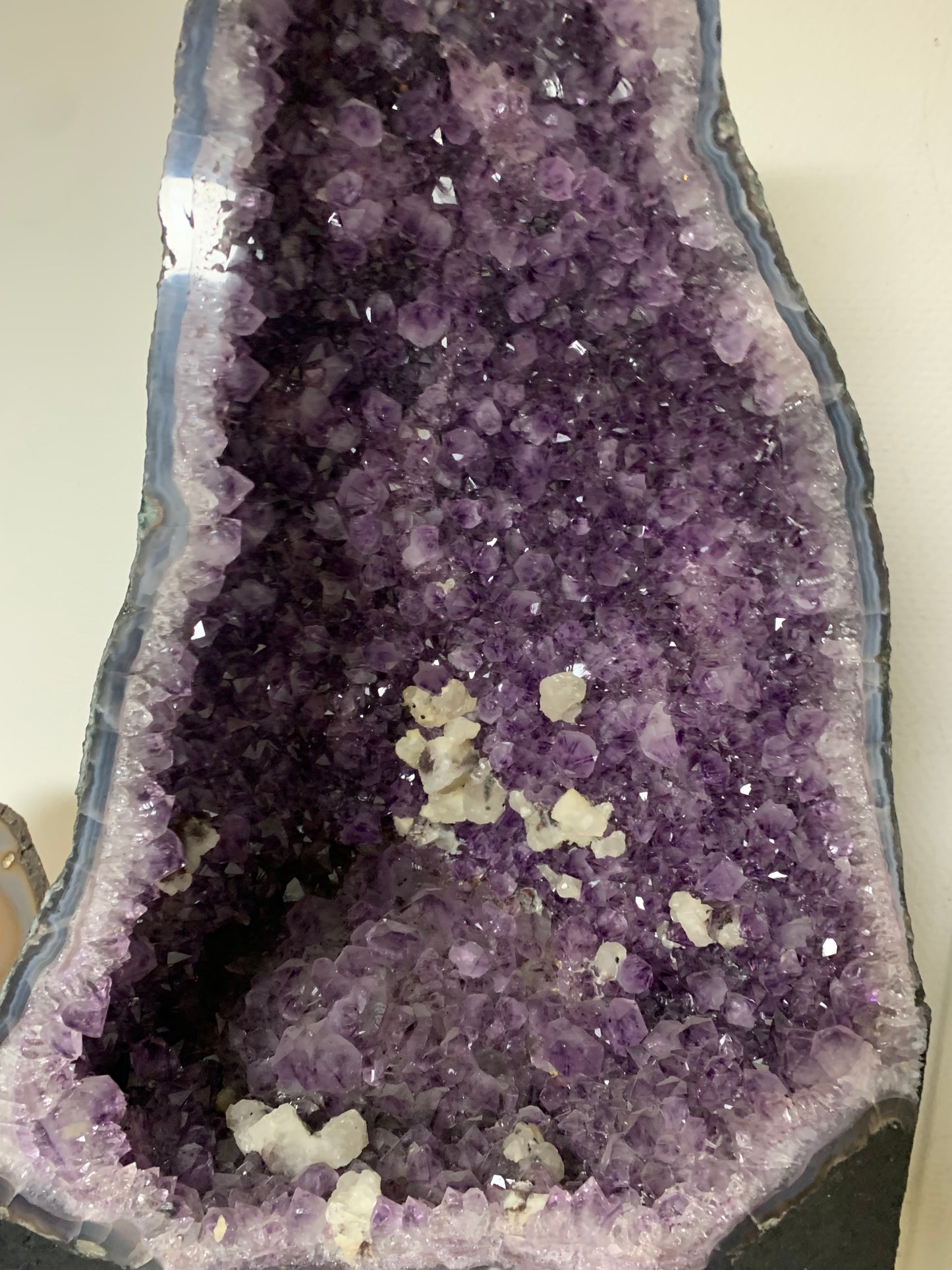 Géode d'améthyste de 27 kilogrammes, 50 x 30 centimètres. Superbe qualité AA, en provenance du Brésil. Incroyables effets positifs pour vos collections, expositions...parfait !