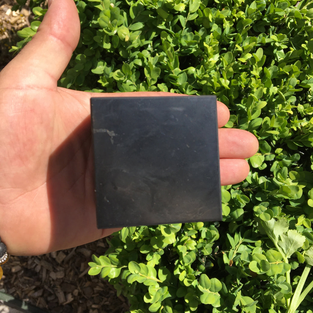 Sélection de cubes en shungite, de 2 à 8cm. Absorbe les ondes electro-magnétiques et grand pouvoir d'ancrage !
