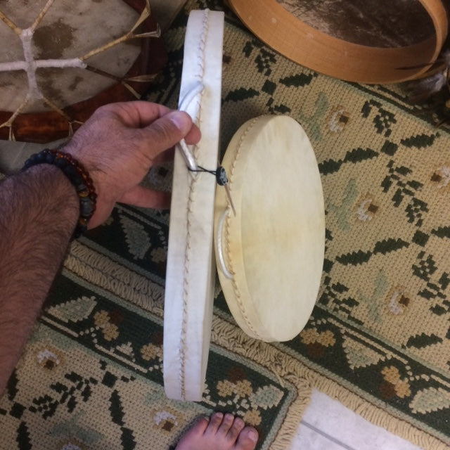 Tambour Océan, au choix de Ø 30, 35, 40 ou 50 centimètres. Tambour double peau (chèvre) pour imiter le son des vagues qui déferle sur la plage ! Parfait pour les bains de sons !