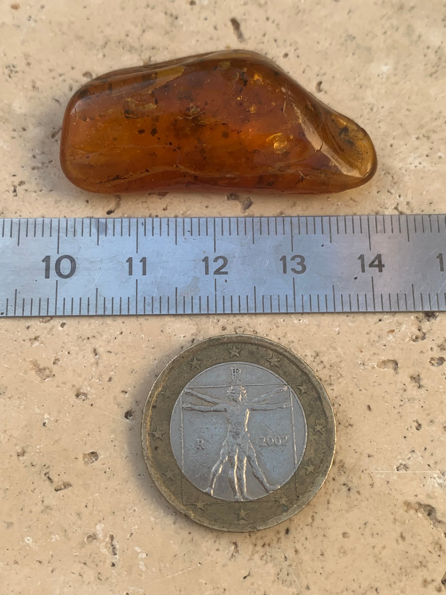 Amber, pebble with spider inclusion, 40mm x 20 x 10 - 4.1 grams. Superb piece for jewelry or collection!