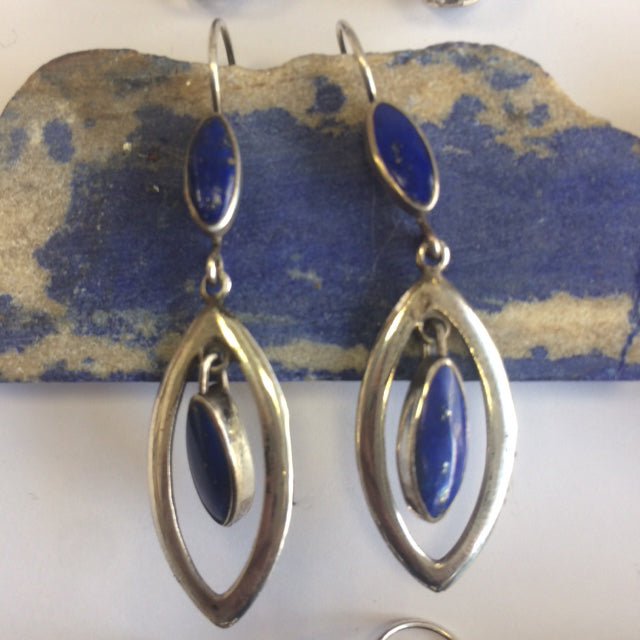 Boucles d'oreilles en Lapis lazuli, cabochons sertis en formes de 'triangle navette', qualité AA à AAA. Vendu en finition Argent, parfait !
