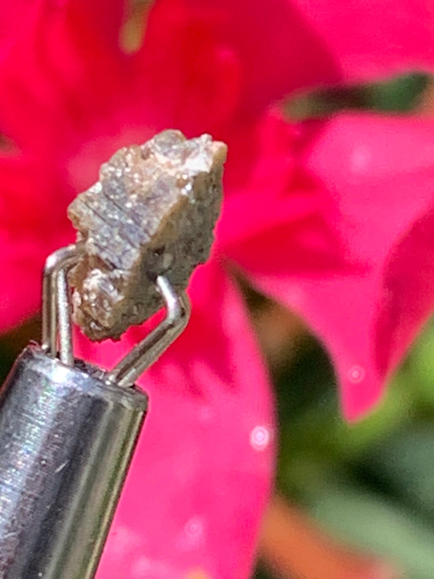 Anatase Diamantina, 8 mm x 3,3 x 3,3 - 1 gramme environ. Beau spécimen, cristaux parfois teintés de bleu (Titane) ou d’or !