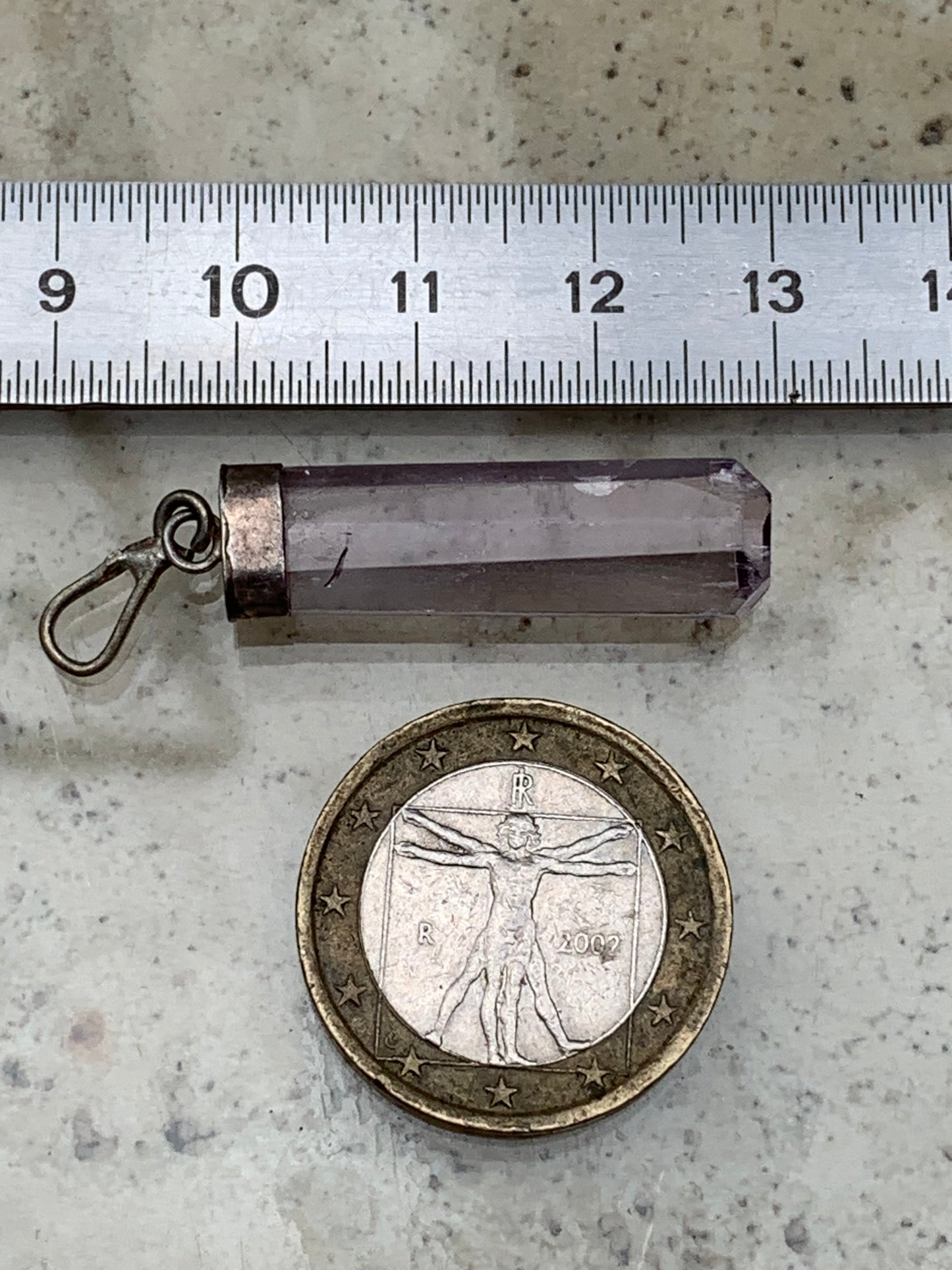 Kunzite naturelle, pendentif sertis sur Argent ! Pièce unique de 43 millimètres x9 x6. Vendu avec cordon réglable de couleur noire !