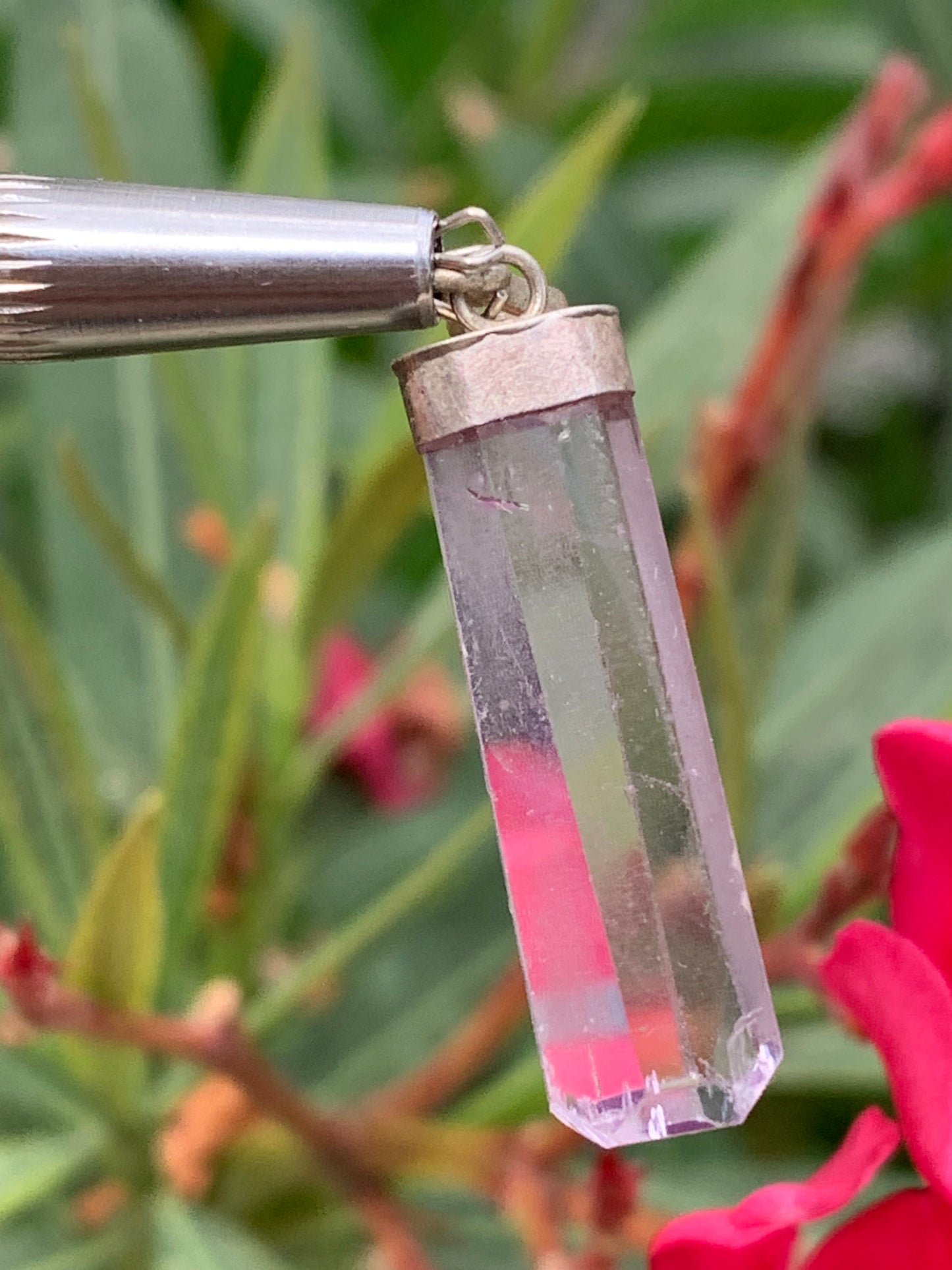 Kunzite naturelle, pendentif sertis sur Argent ! Pièce unique de 43 millimètres x9 x6. Vendu avec cordon réglable de couleur noire !