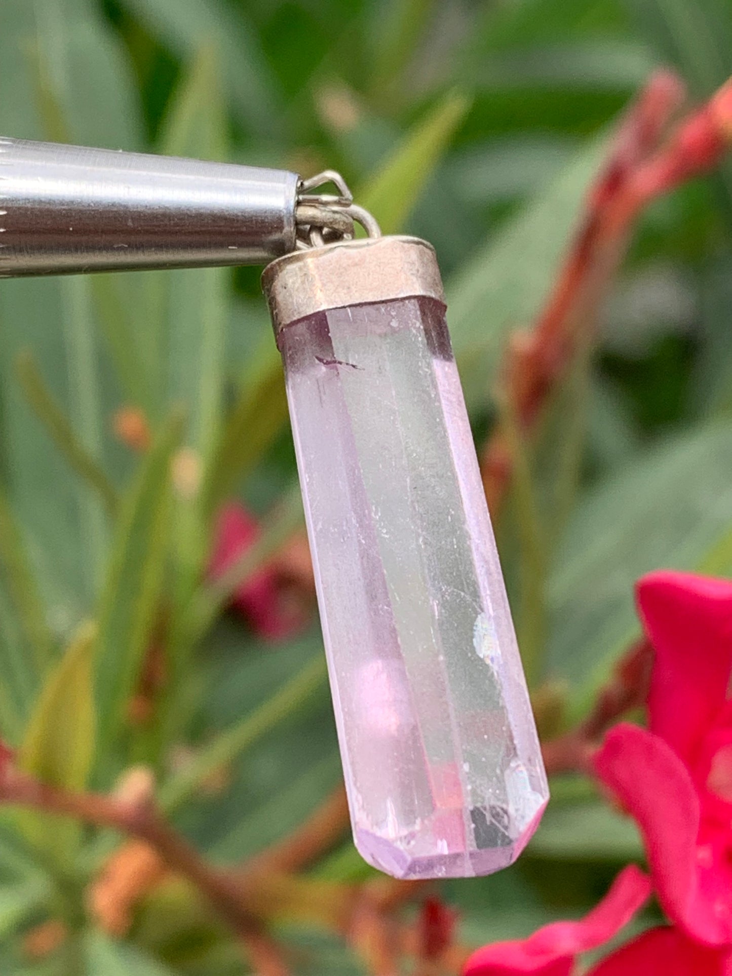 Kunzite naturelle, pendentif sertis sur Argent ! Pièce unique de 43 millimètres x9 x6. Vendu avec cordon réglable de couleur noire !