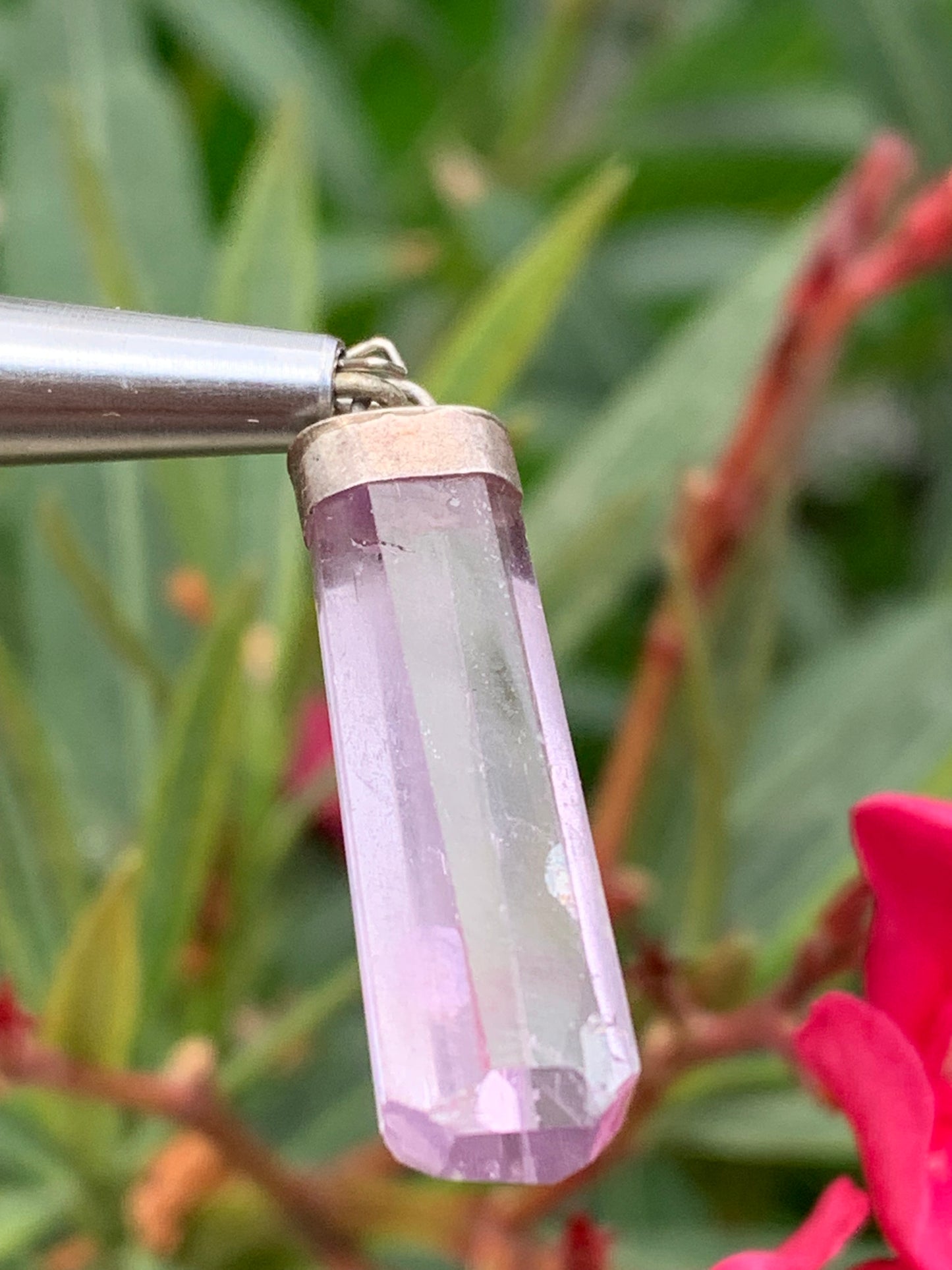 Kunzite naturelle, pendentif sertis sur Argent ! Pièce unique de 43 millimètres x9 x6. Vendu avec cordon réglable de couleur noire !