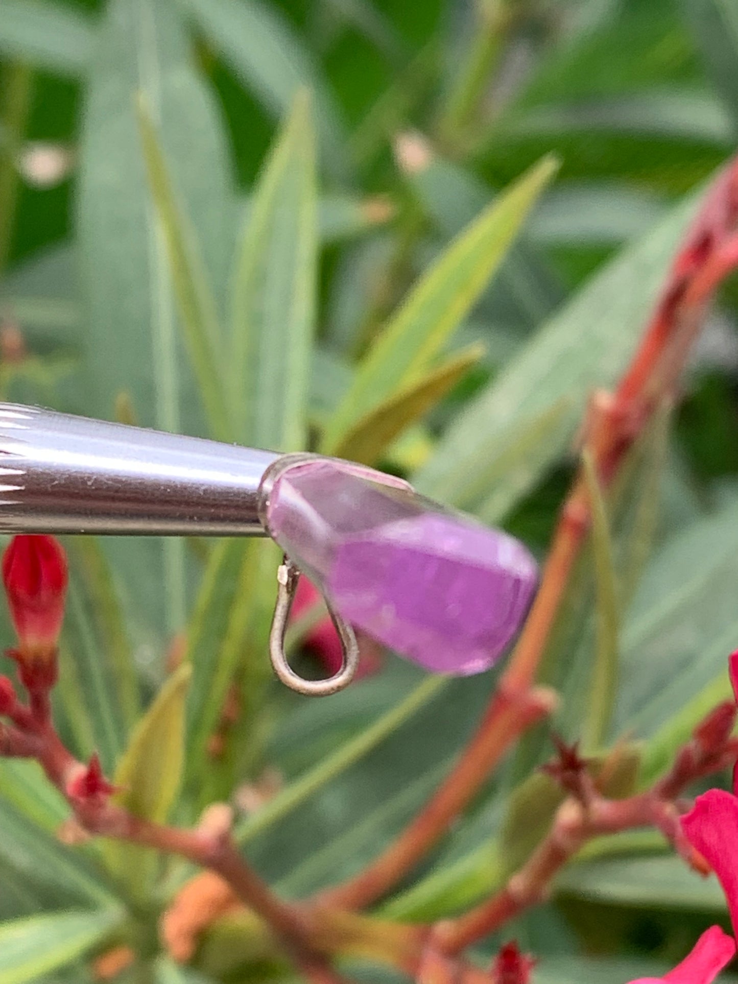Kunzite naturelle, pendentif sertis sur Argent ! Pièce unique de 43 millimètres x9 x6. Vendu avec cordon réglable de couleur noire !