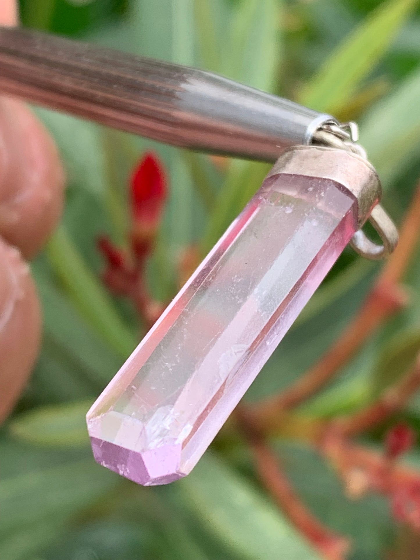 Kunzite naturelle, pendentif sertis sur Argent ! Pièce unique de 43 millimètres x9 x6. Vendu avec cordon réglable de couleur noire !